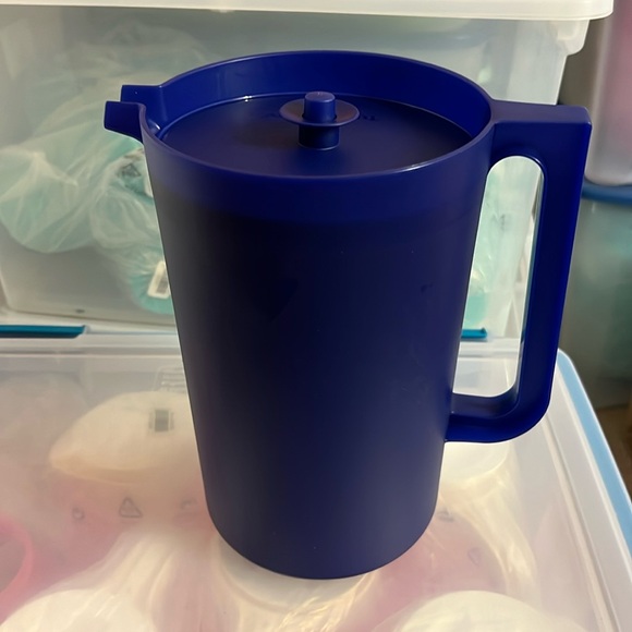NEW Tupperware 1 Gallon Classic Round Pitcher - Picture 1 of 5